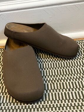 Women’s Slip-On Comfort Flats in Taupe